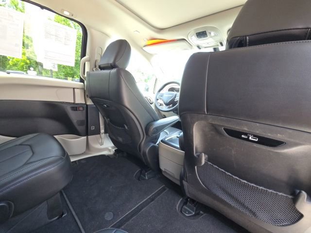 Used 2023 Chrysler Pacifica Touring-L FWD image 15