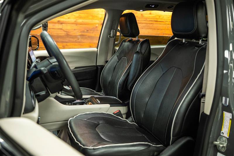 Used 2023 Chrysler Pacifica Limited image 9