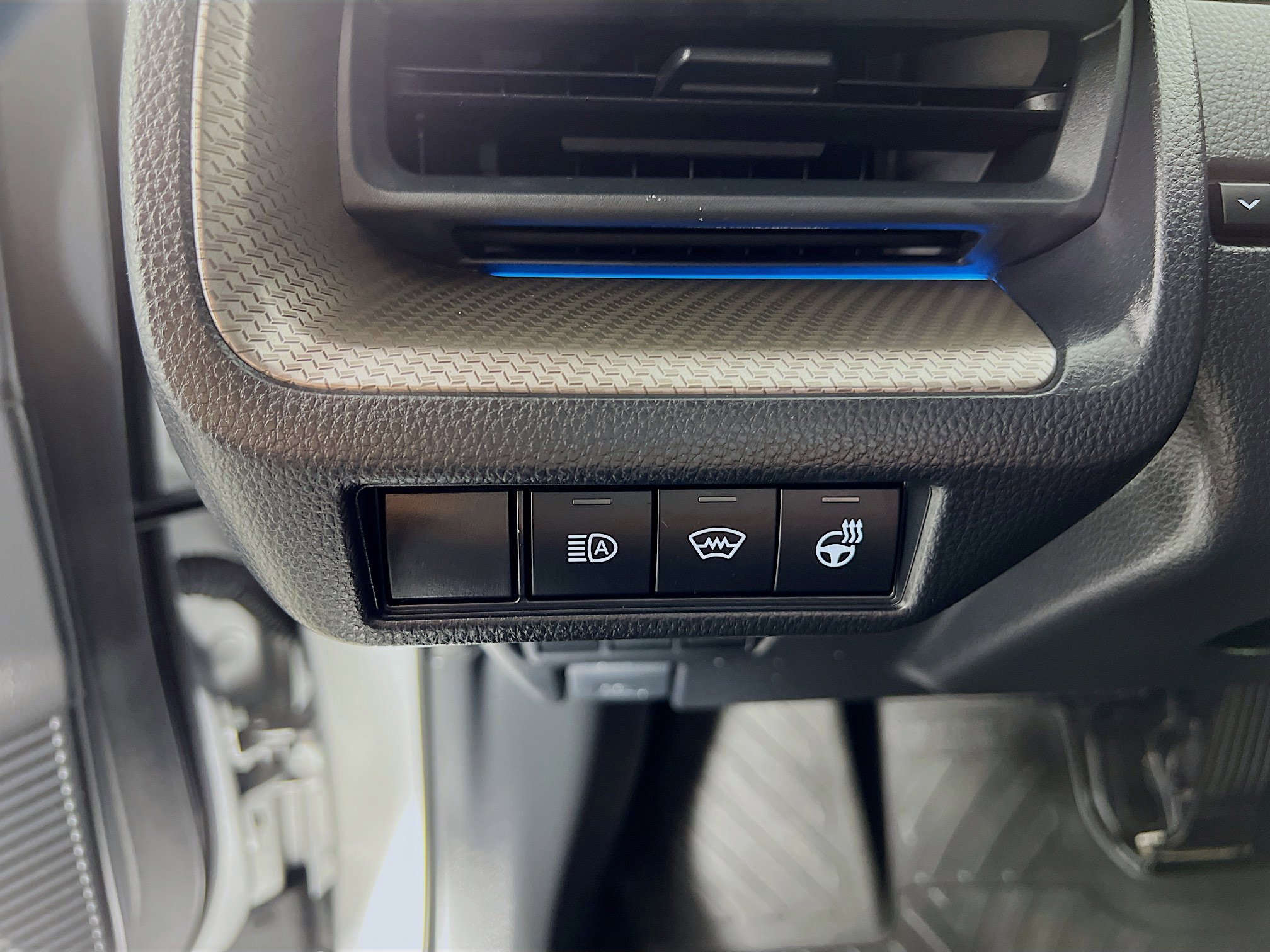 Used 2025 Toyota Prius XLE image 10