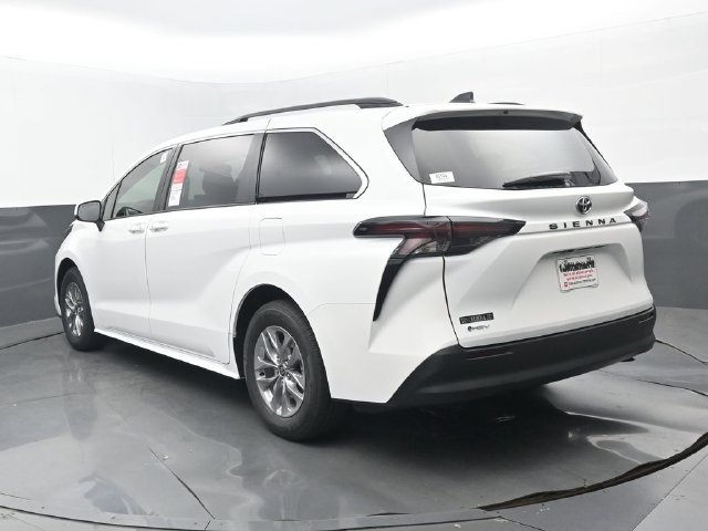 New 2026 Toyota Sienna LE FWD image 3
