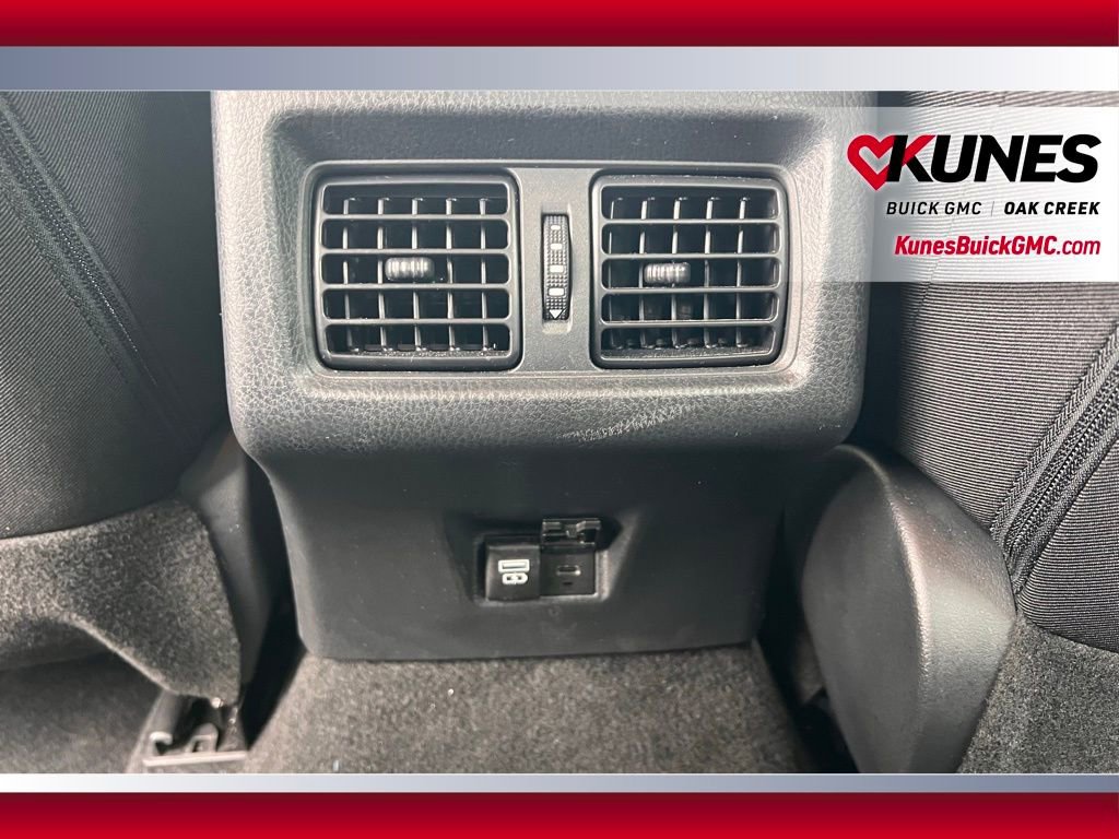 Used 2025 Toyota Camry SE image 7