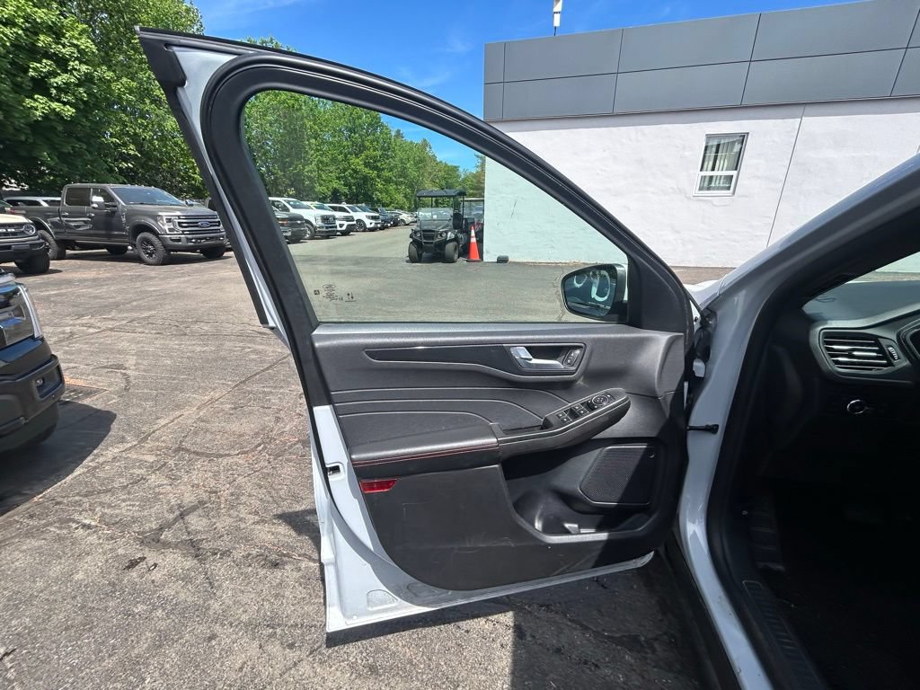 Used 2025 Ford Escape ST-Line Select AWD/4WD image 12
