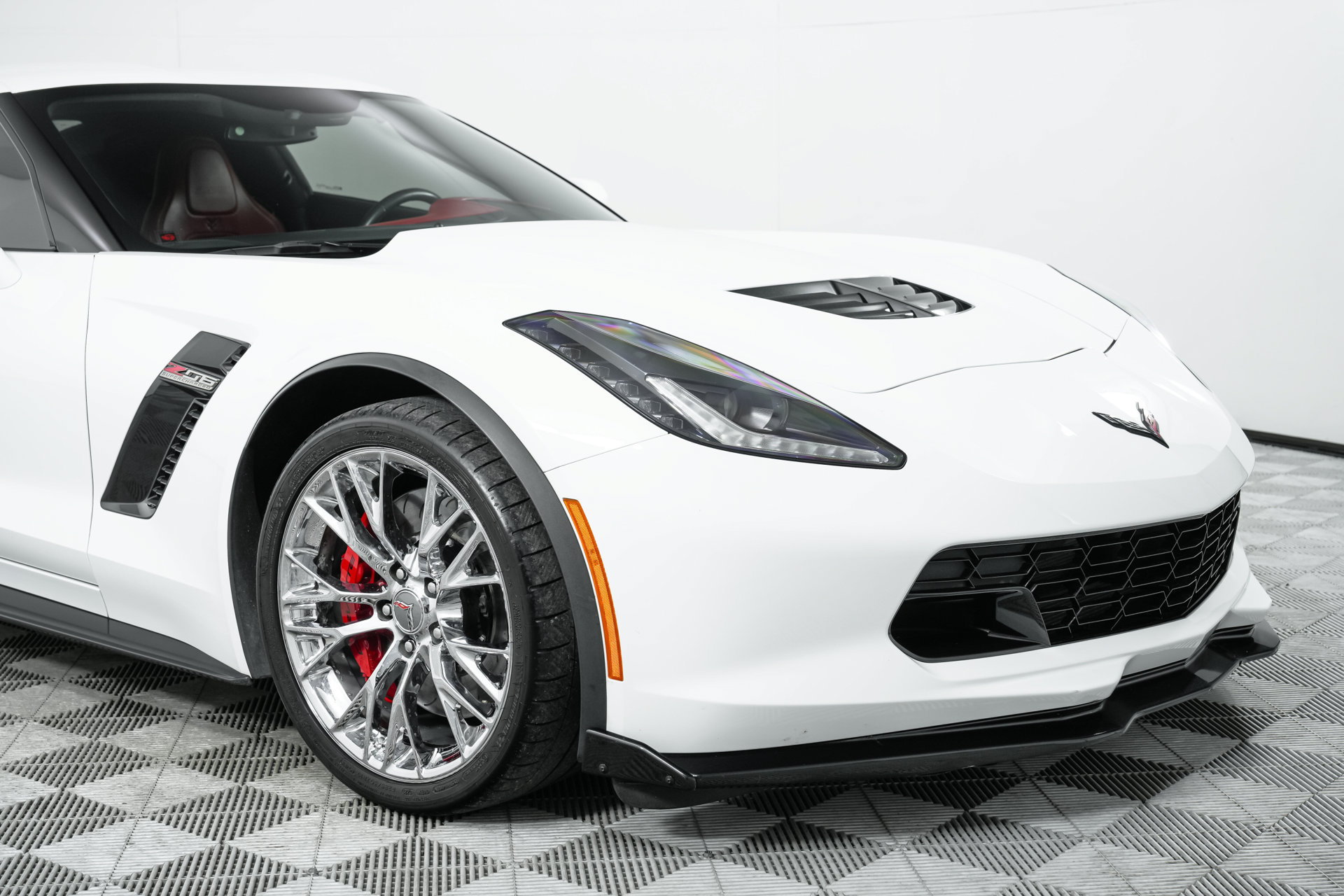 Used 2015 Chevrolet Corvette Z06 w/ 3LZ Preferred Equipment Group RWD image 45