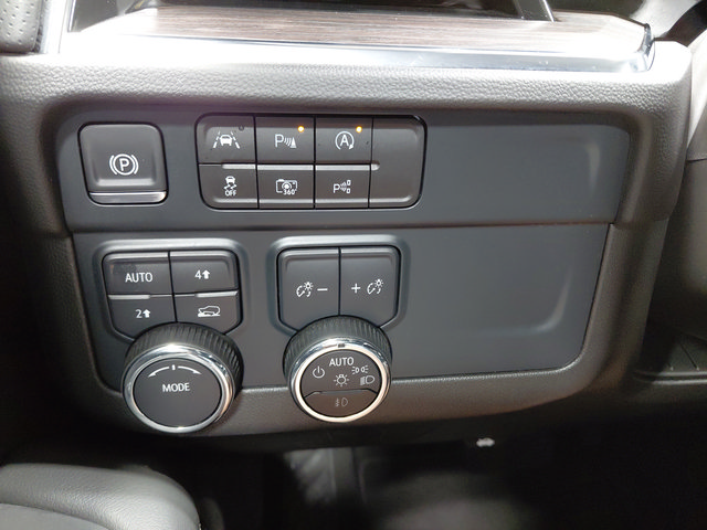 Used 2025 Chevrolet Suburban Premier AWD/4WD image 42
