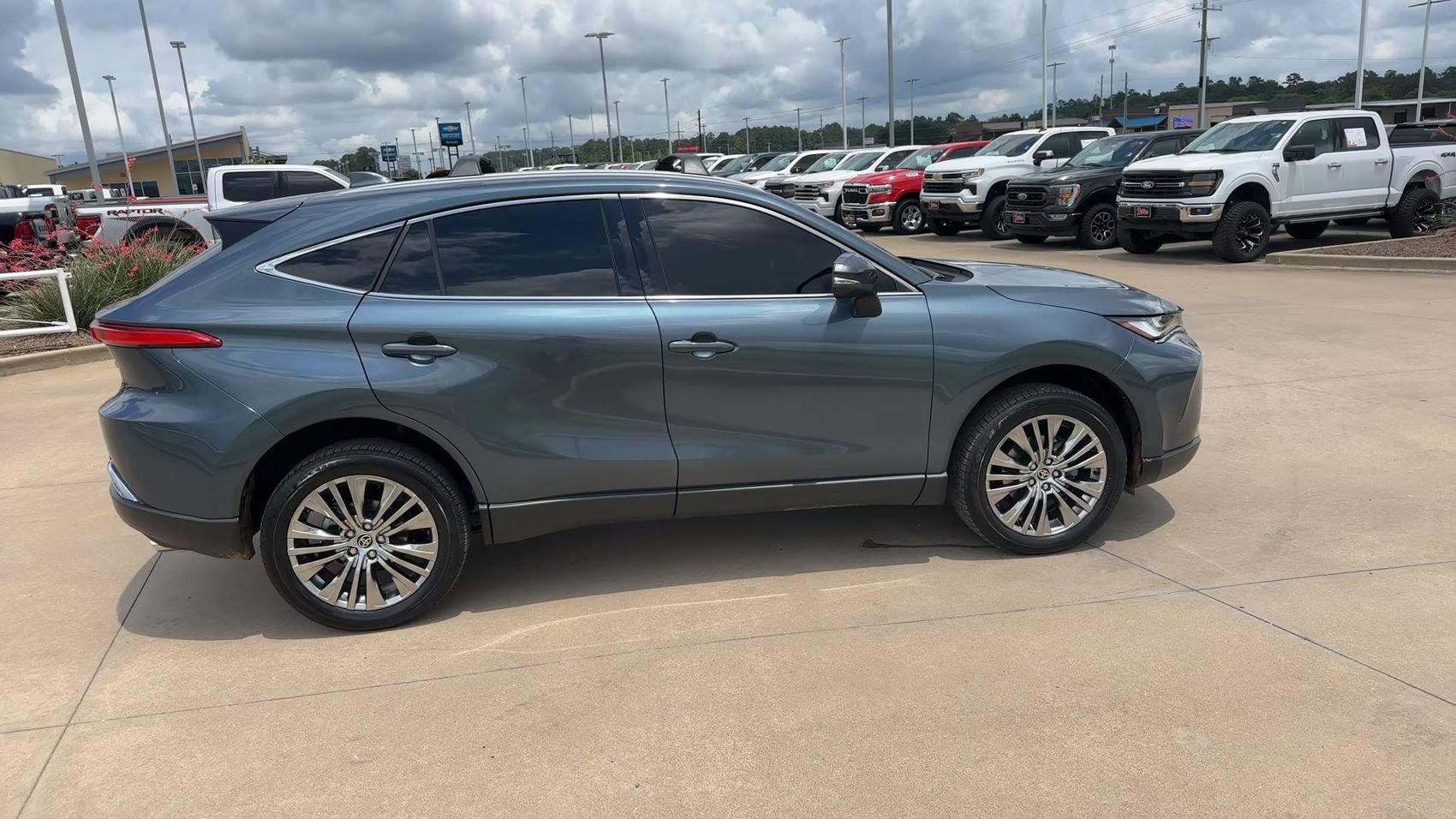 Used 2024 Toyota Venza XLE AWD/4WD image 2