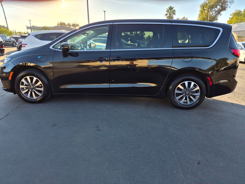 Used 2023 Chrysler Pacifica Touring-L image 4