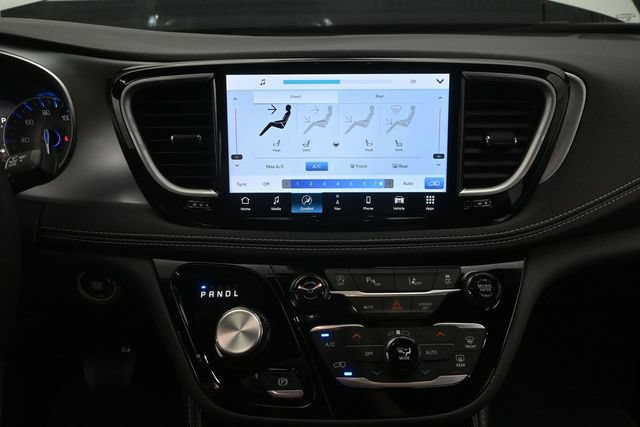 Used 2026 Chrysler Pacifica Limited FWD image 8