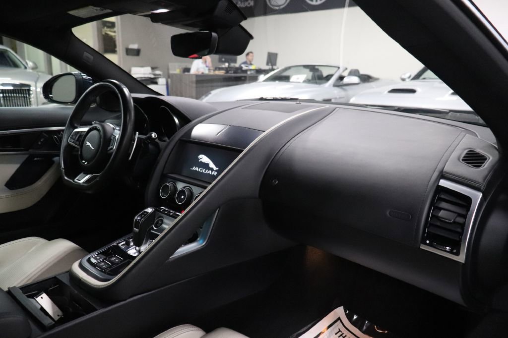Used 2020 Jaguar F-TYPE image 17