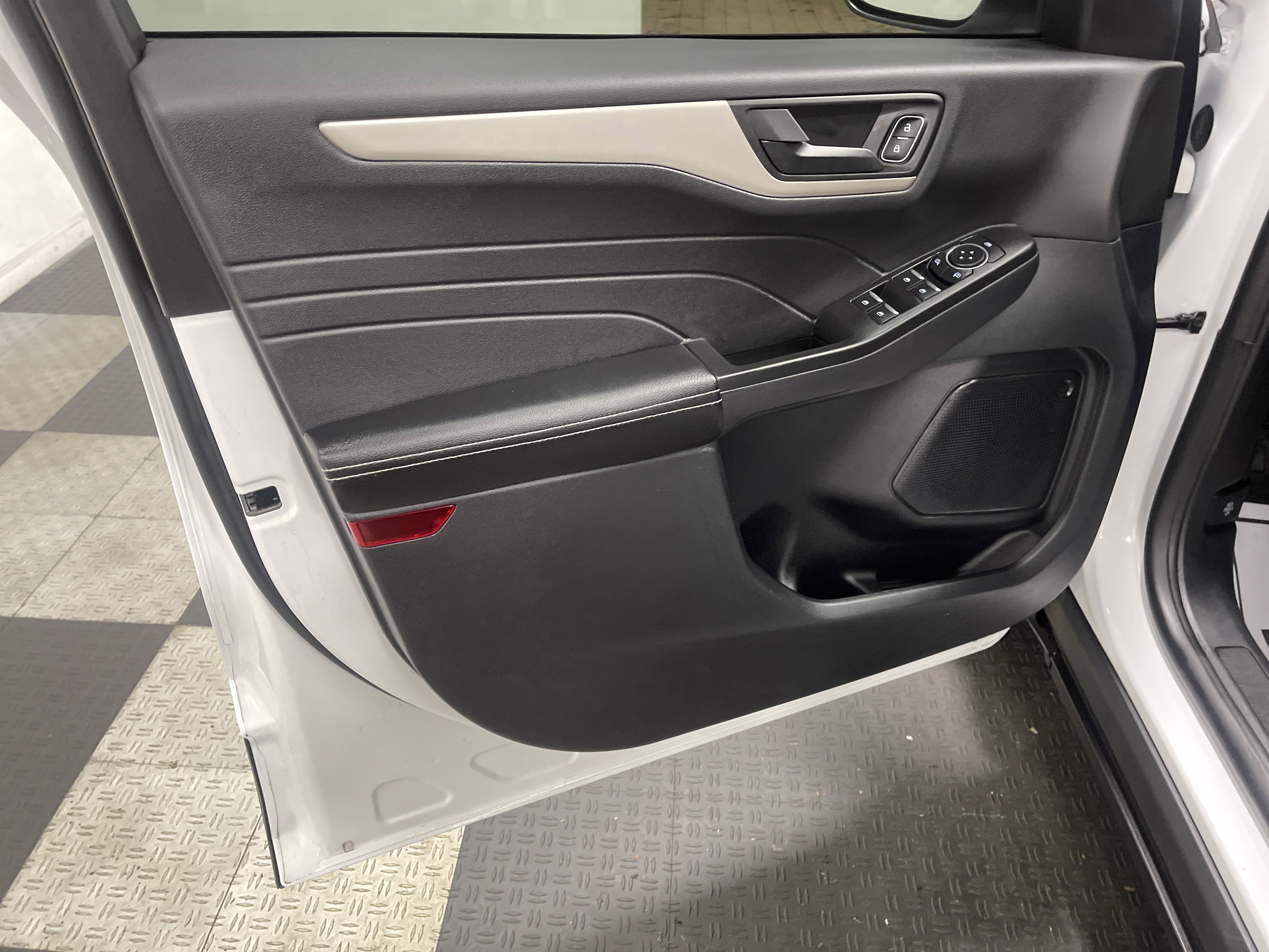 Used 2022 Ford Escape SE w/ SE Sport Appearance Package image 10