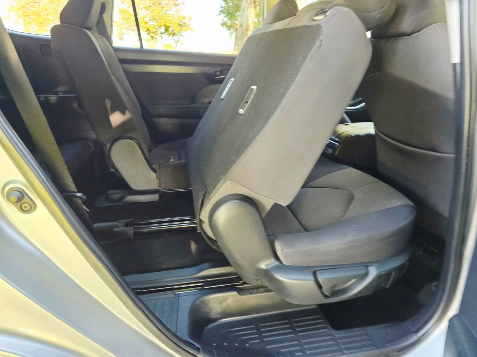 Used 2020 Toyota Highlander LE FWD image 34