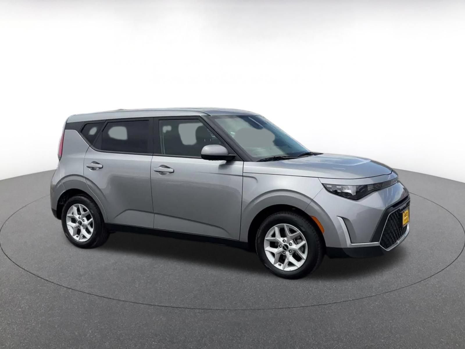 Used 2025 Kia Soul LX w/ LX Technology Package FWD image 2