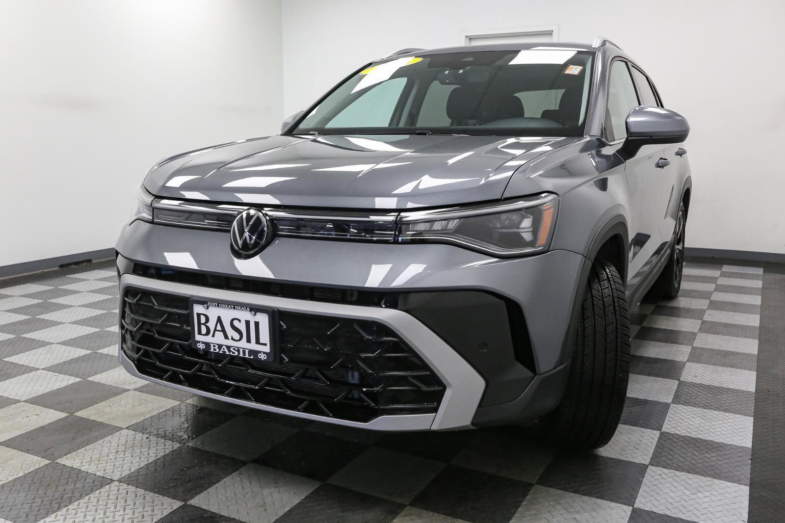 Used 2025 Volkswagen Taos SEL w/ Black Wheel Plus Package image 4