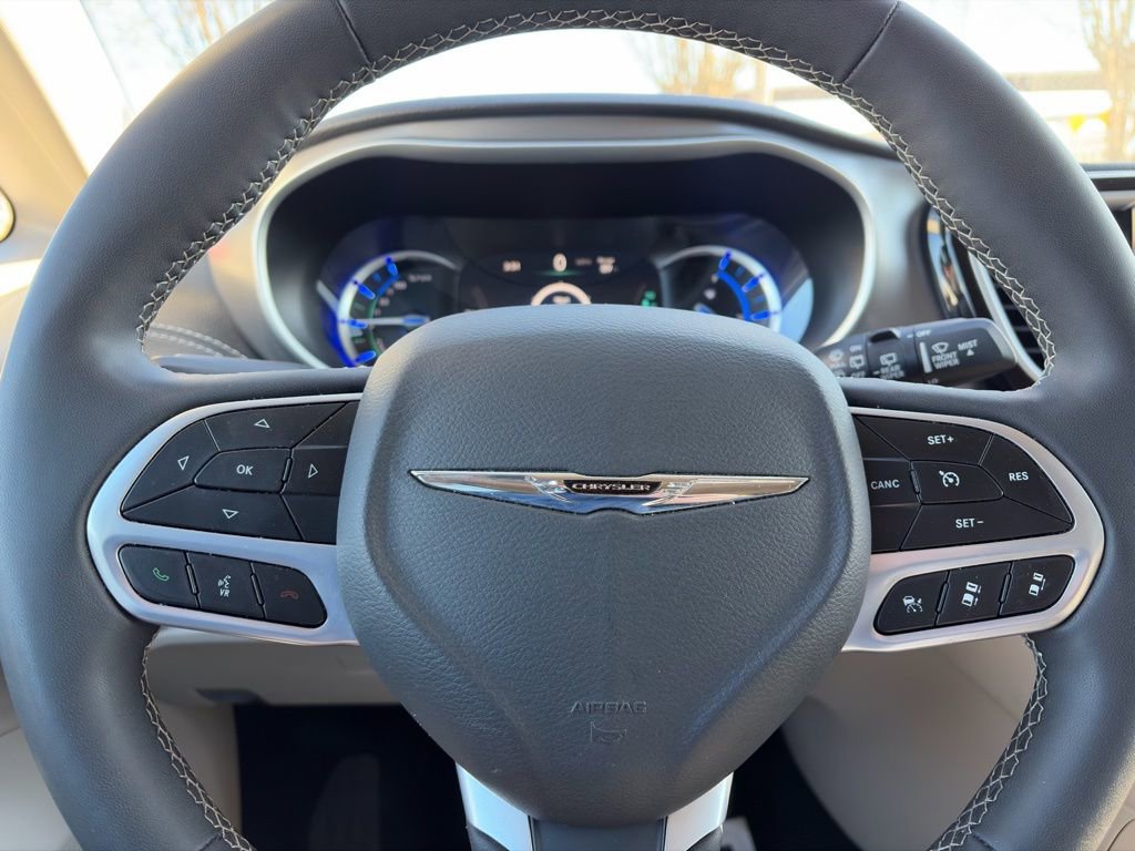 Used 2023 Chrysler Pacifica Touring-L image 21