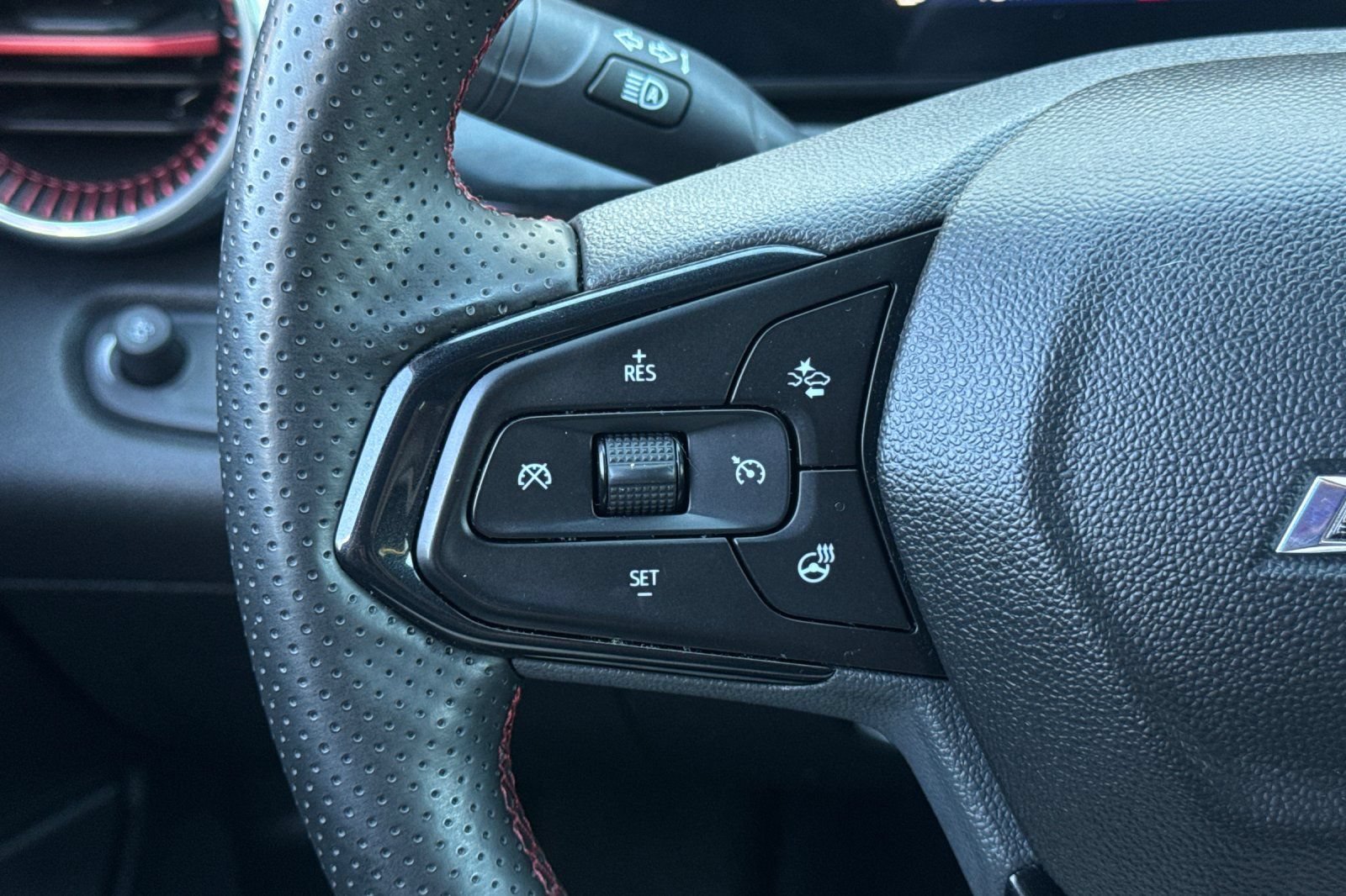 Used 2025 Chevrolet Trax RS FWD image 34