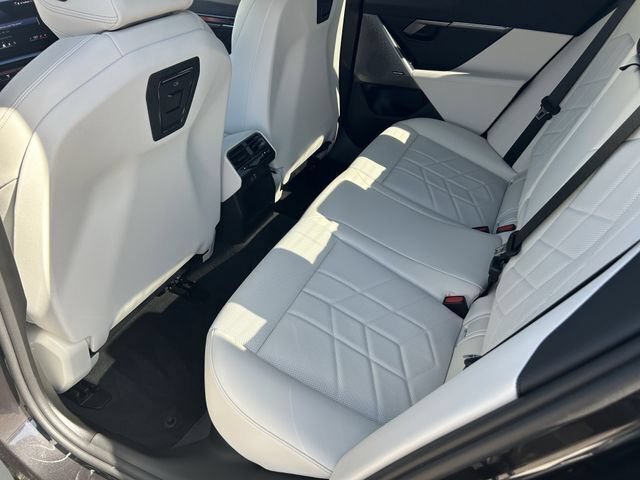 New 2026 BMW 550e xDrive w/ Premium Package AWD/4WD image 17