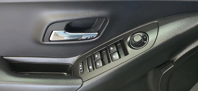 Used 2022 Chevrolet Trax LT w/ LT Convenience Package image 12