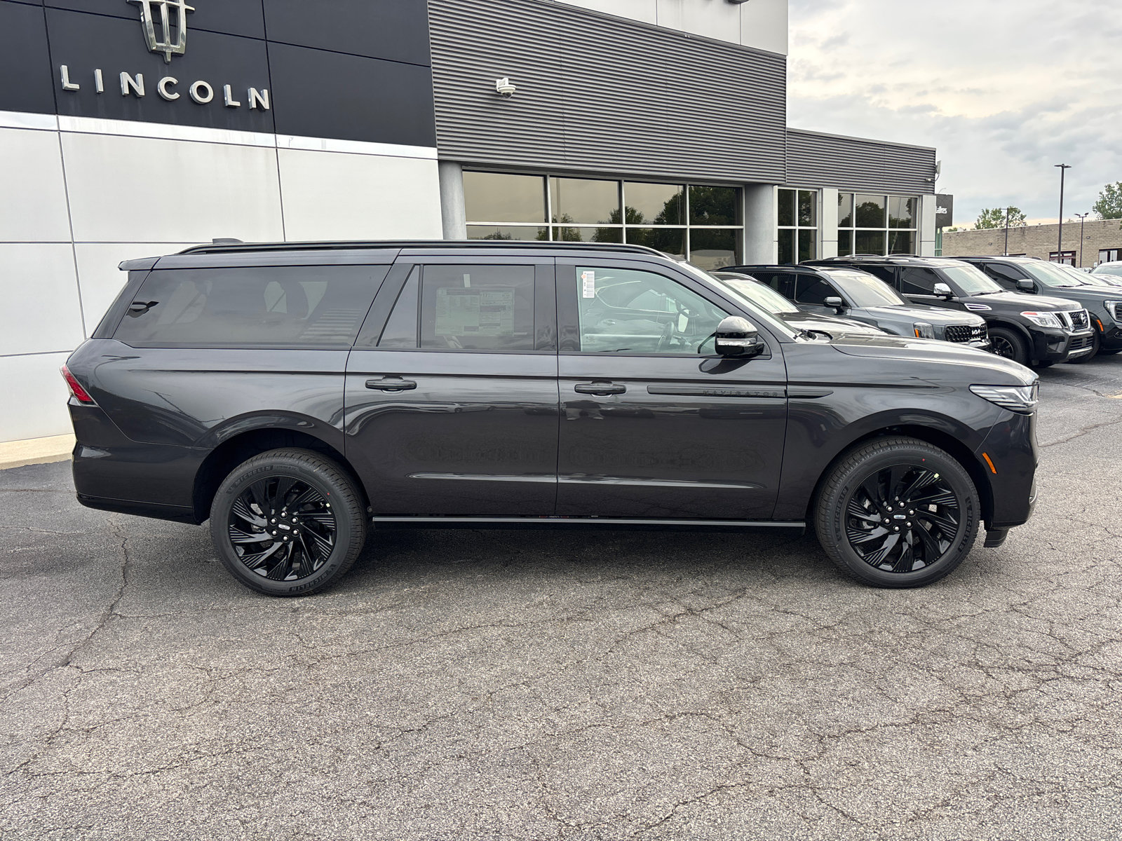 New 2027 Lincoln Navigator L Reserve w/ Jet Appearance Package AWD/4WD image 8