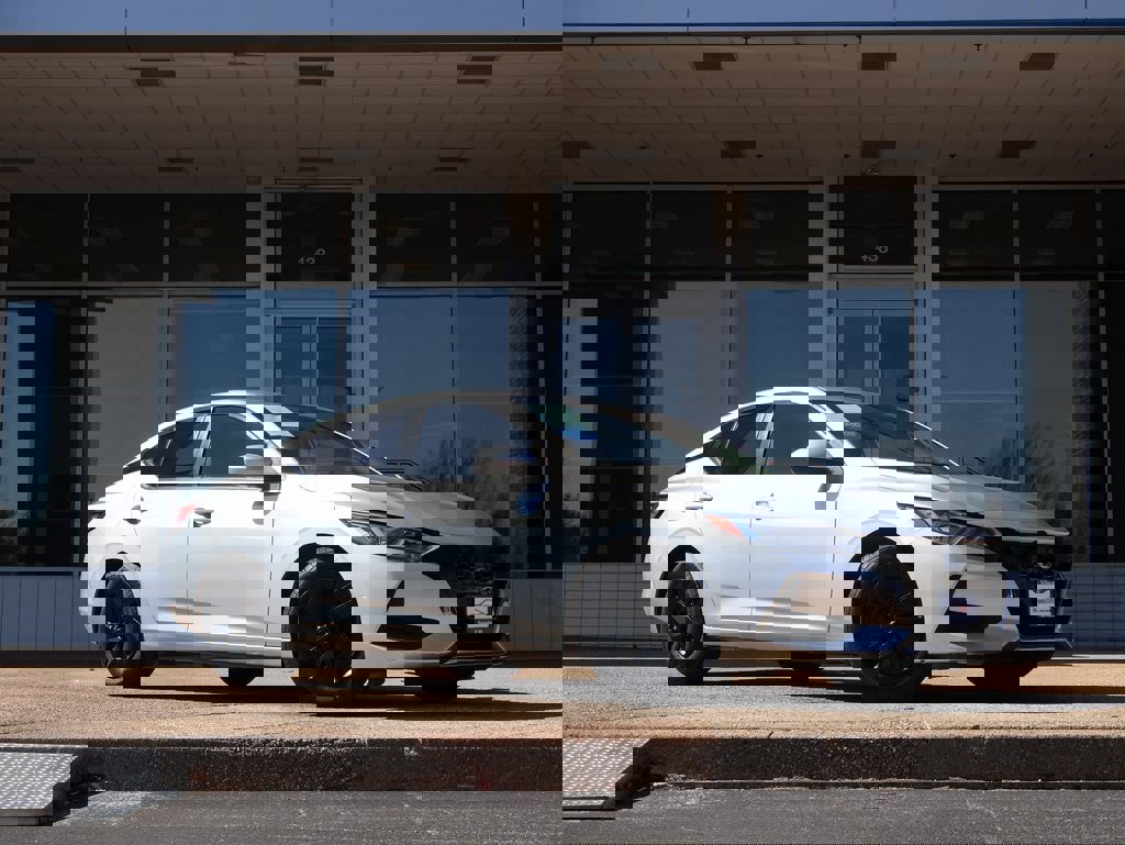 Used 2022 Nissan Sentra SV image 2