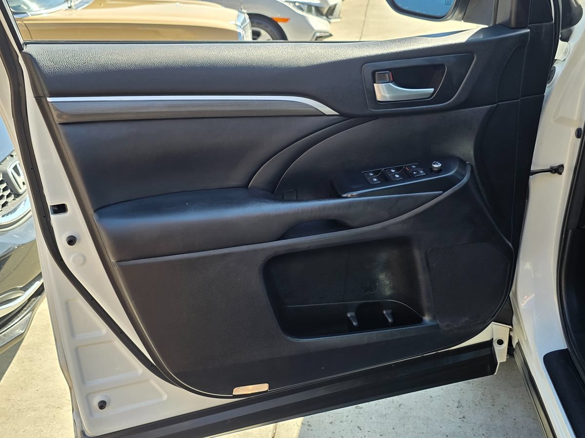 Used 2018 Toyota Highlander SE FWD image 31