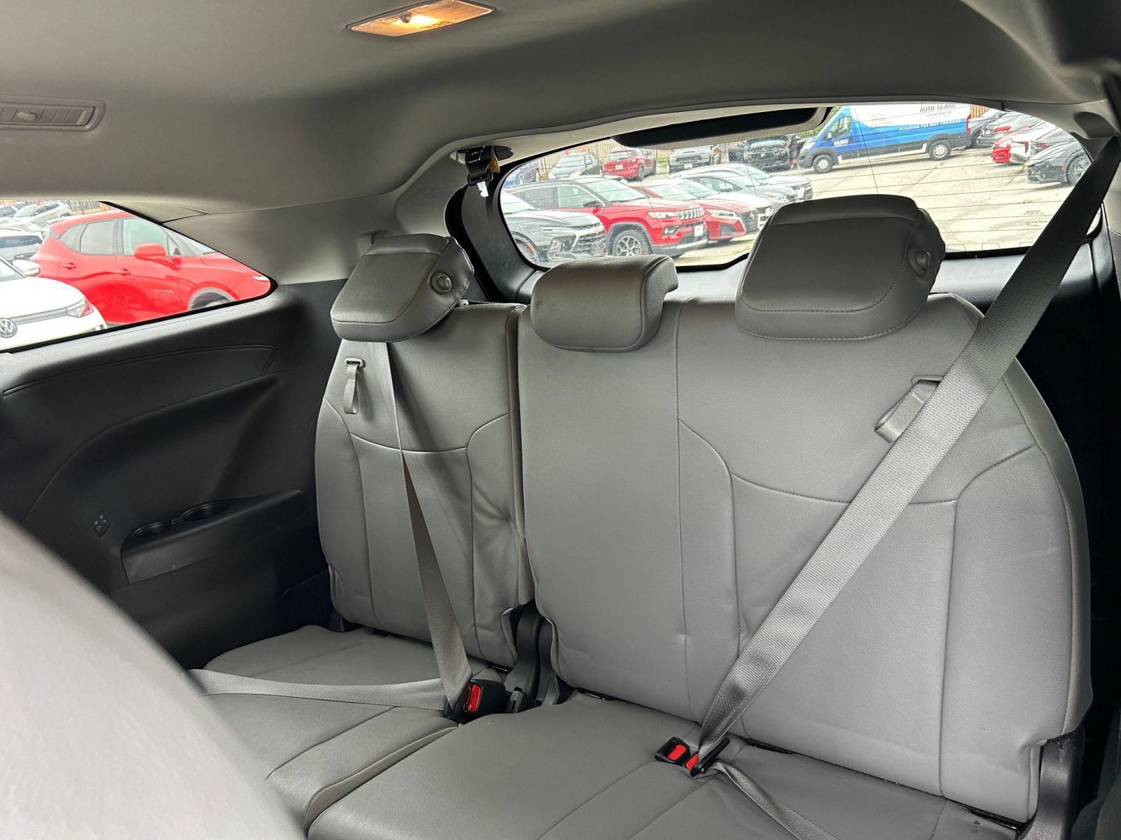 Used 2025 Toyota Sienna XLE FWD image 25
