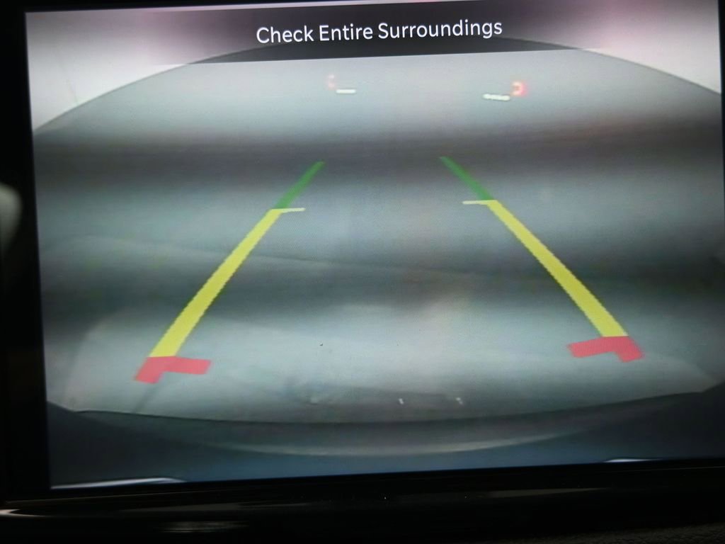 Used 2023 Chrysler Pacifica Touring-L image 7