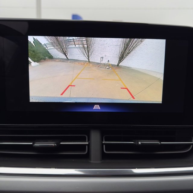 Used 2025 Chevrolet Trax LT w/ LT Convenience Package image 18