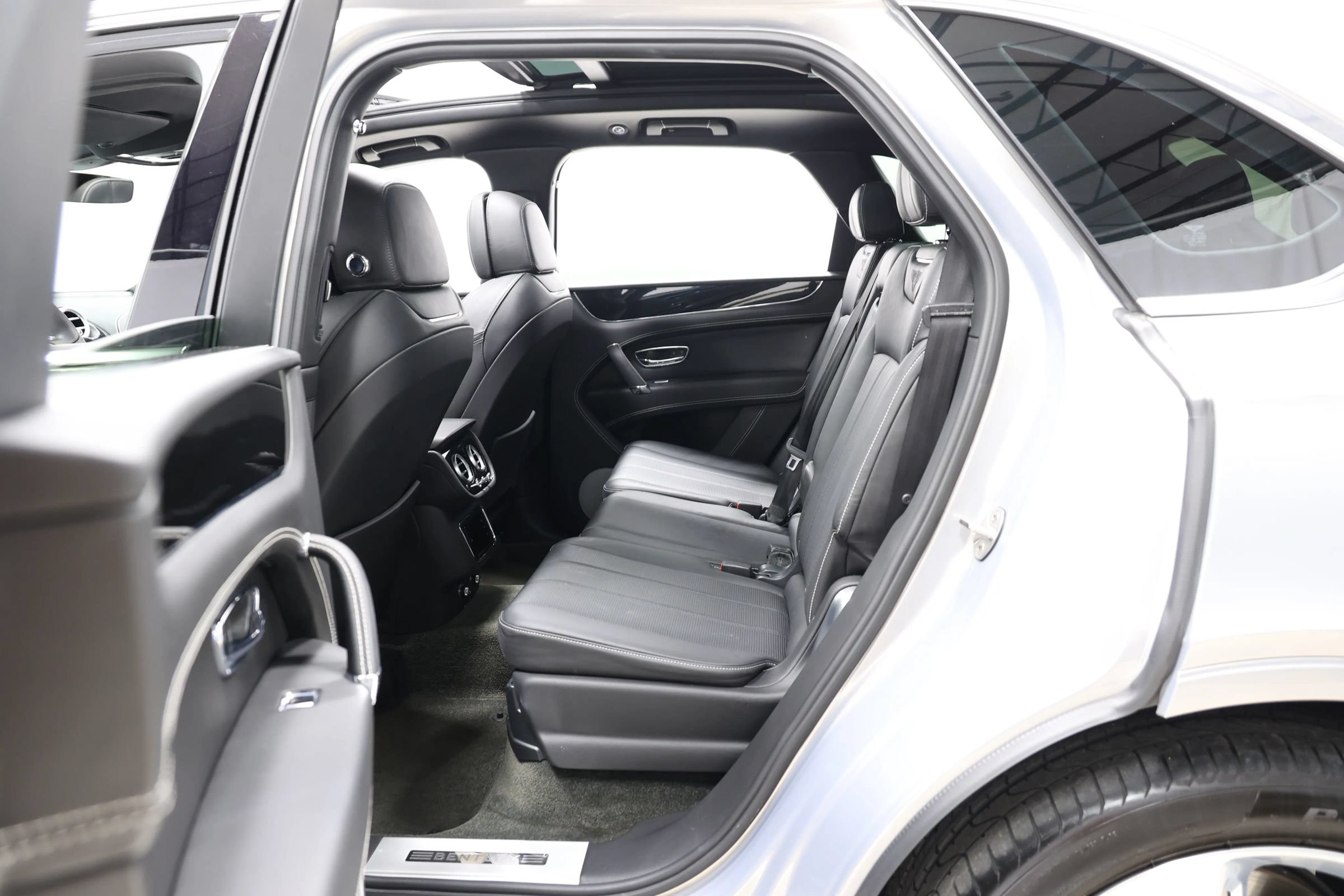 Used 2018 Bentley Bentayga Onyx Edition AWD/4WD image 54