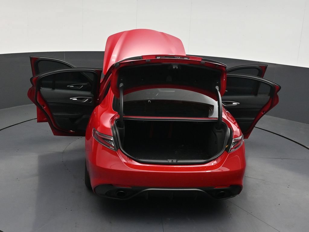 Used 2025 Alfa Romeo Giulia w/ Veloce Package Rwd image 36