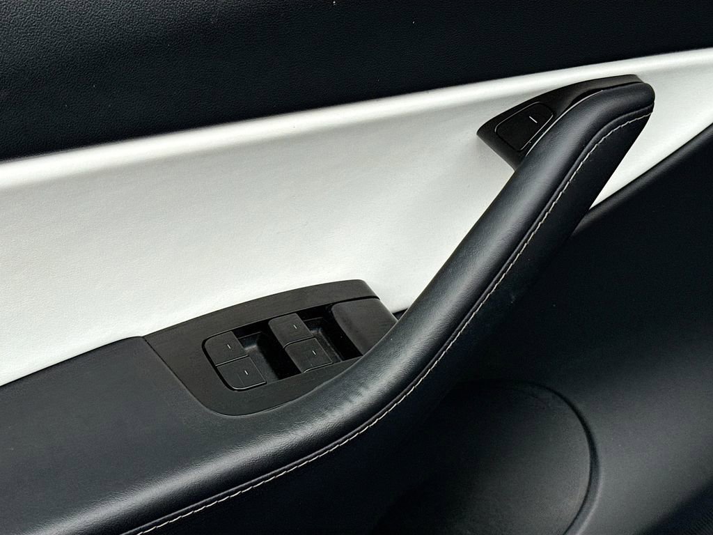 Used 2020 Tesla Model Y Long Range image 17