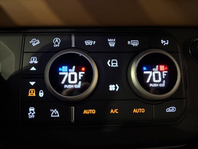 Used 2024 Land Rover Defender 110 X-Dynamic SE image 19