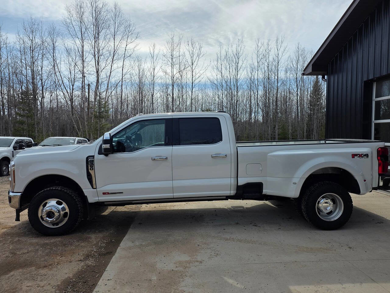 Used 2024 Ford F350 Lariat w/ Lariat Ultimate Package AWD/4WD image 3