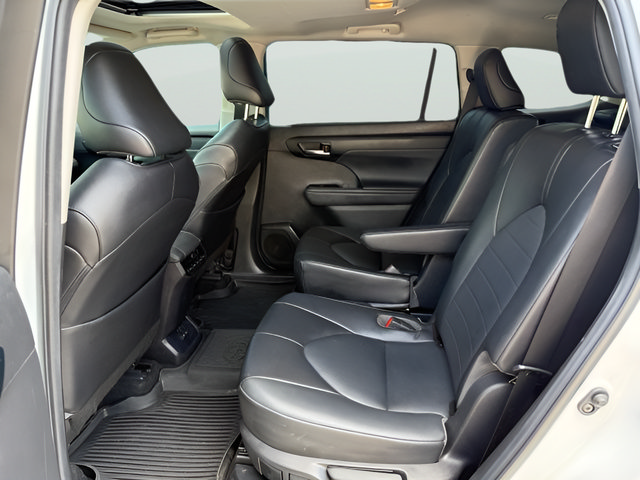 Used 2022 Toyota Highlander XLE AWD/4WD image 25