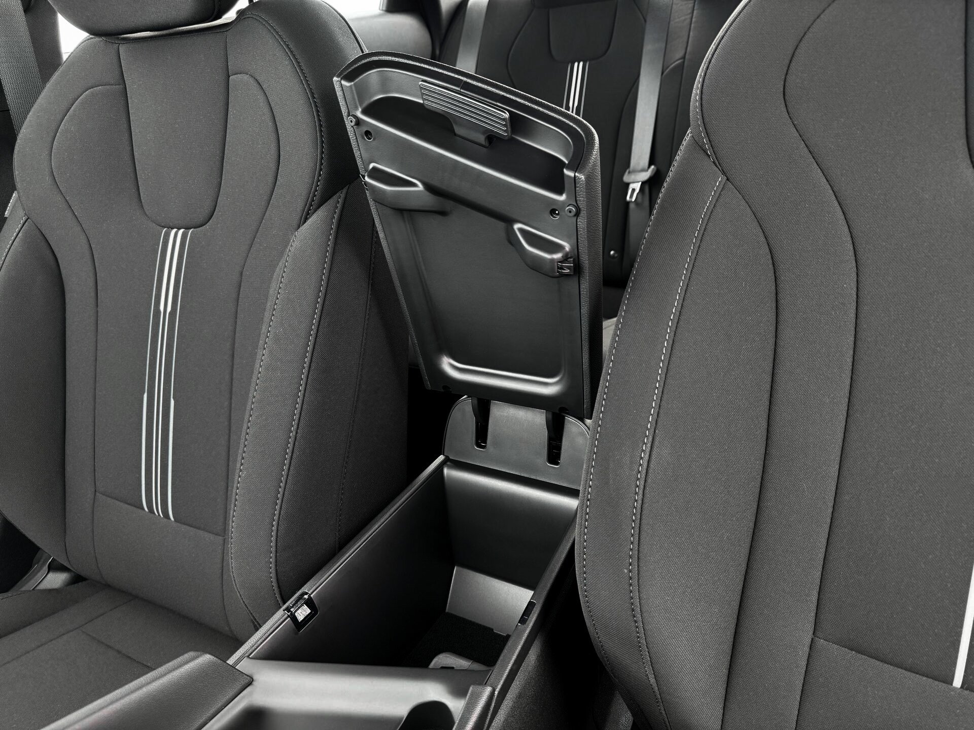 New 2025 Hyundai Elantra Sport w/ Cargo Package FWD image 18