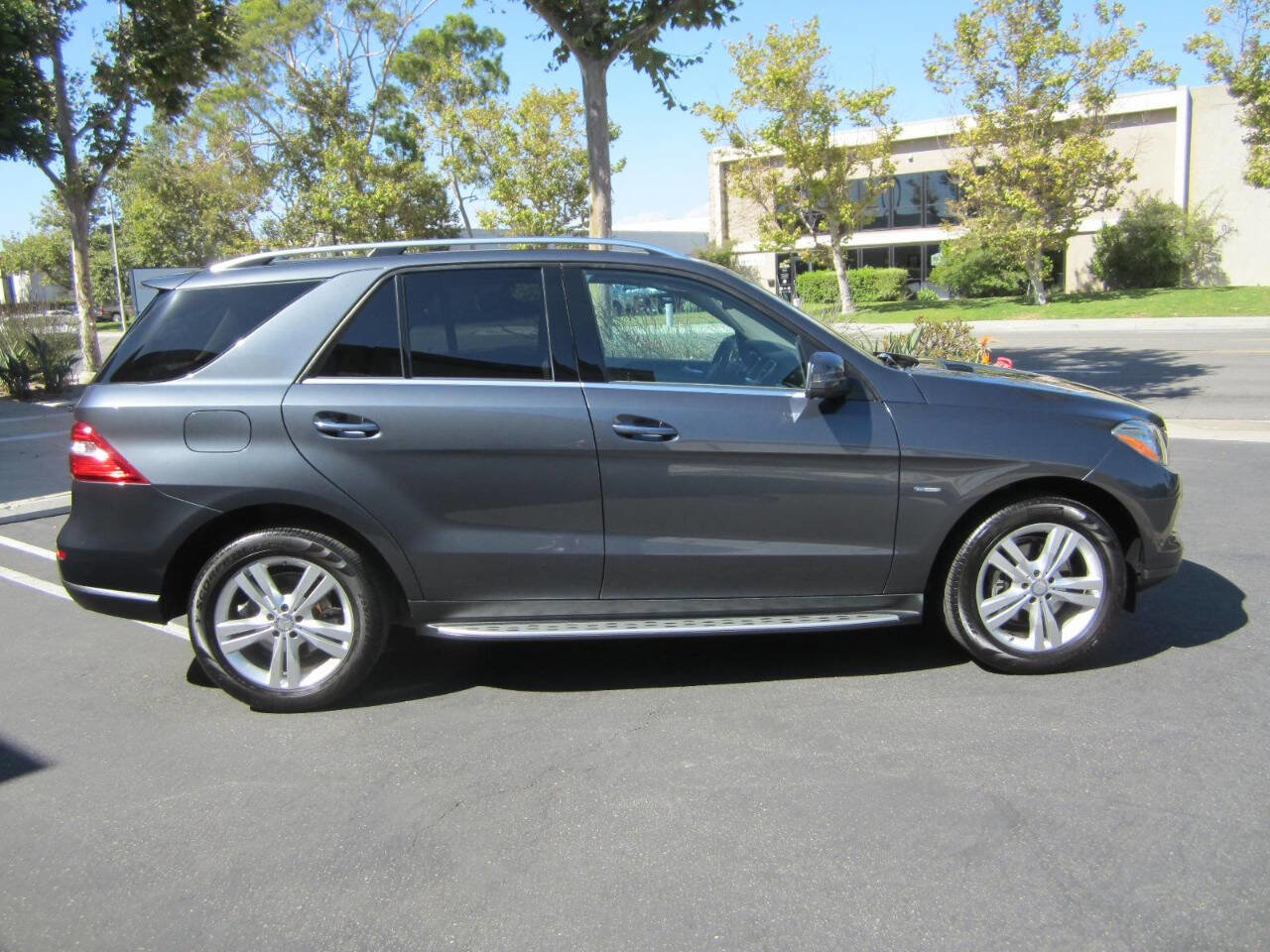 Used 2012 Mercedes-Benz ML 350 ML 350 AWD 4MATIC 4dr SUV image 2