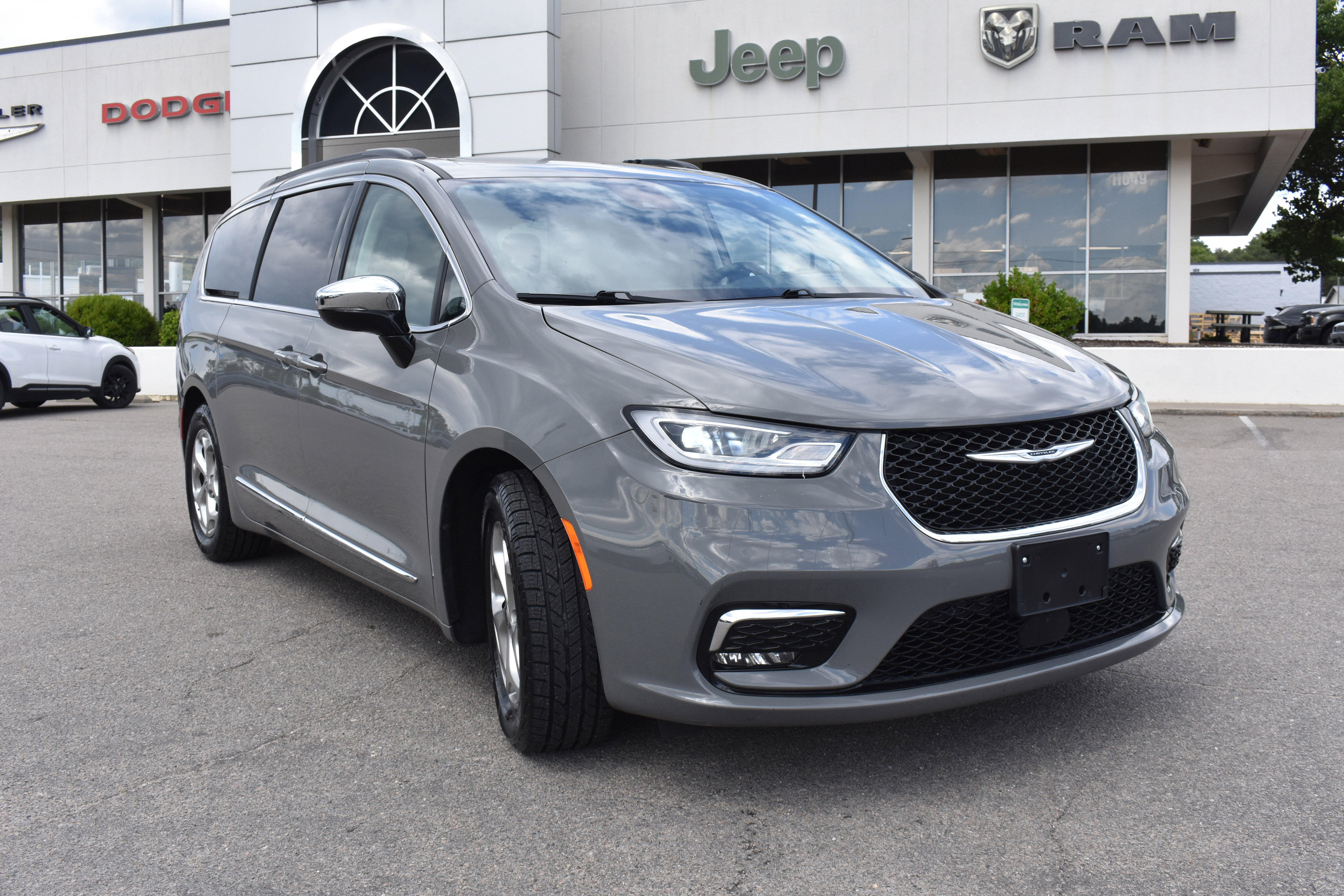 Used 2023 Chrysler Pacifica Limited FWD image 3
