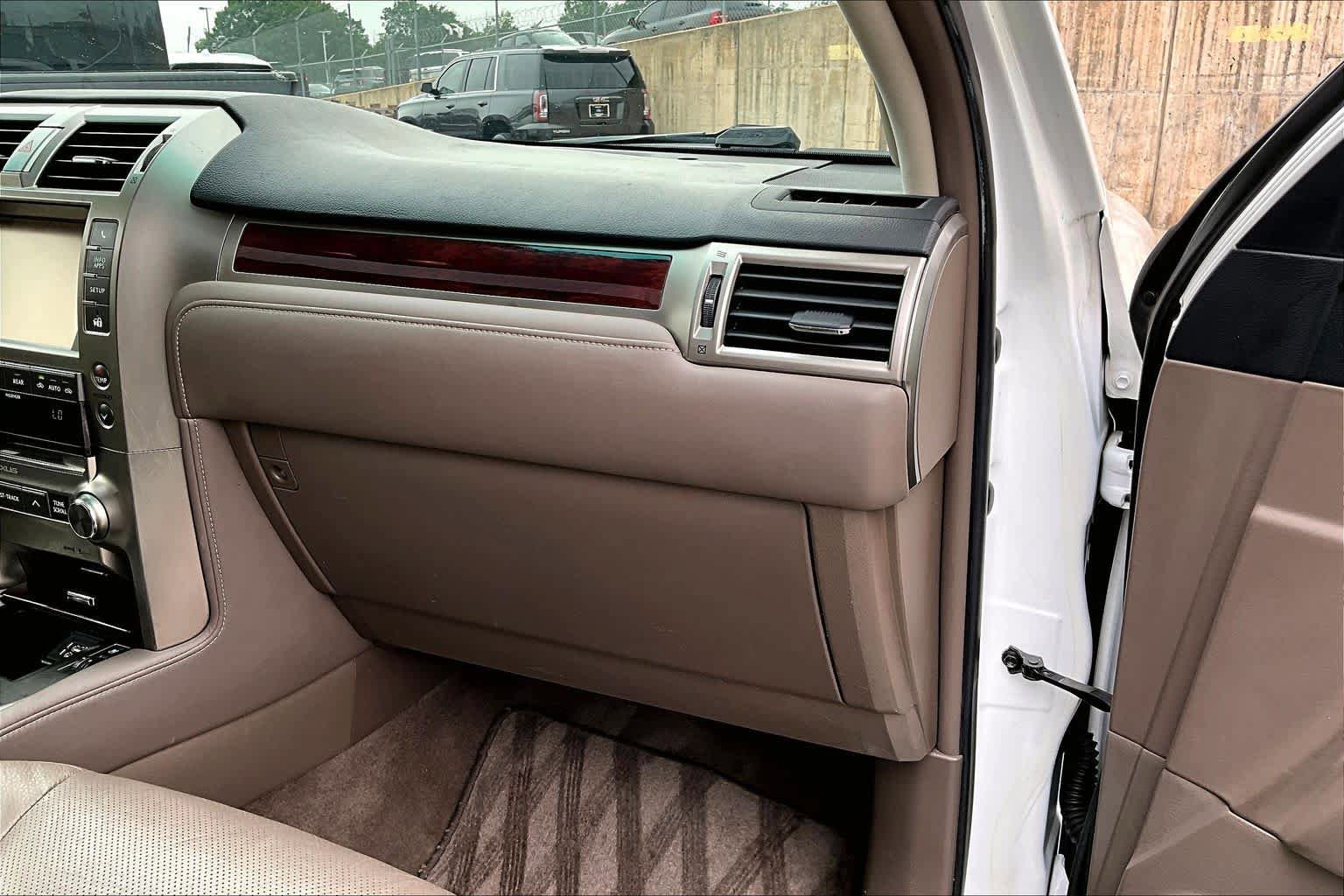 Used 2015 Lexus GX 460 w/ Premium Package AWD/4WD image 17