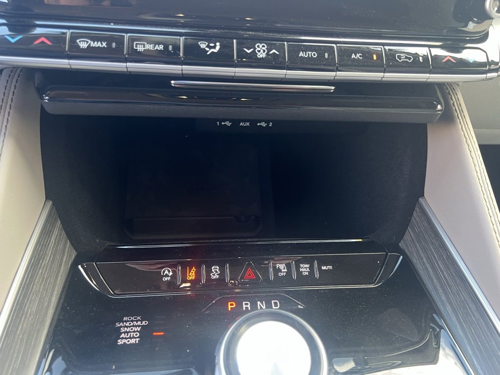 New 2024 Jeep Wagoneer L Series II w/ HD Trailer Tow Package image 20