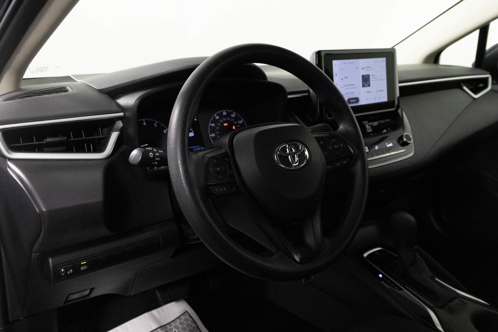 Used 2023 Toyota Corolla LE FWD image 4