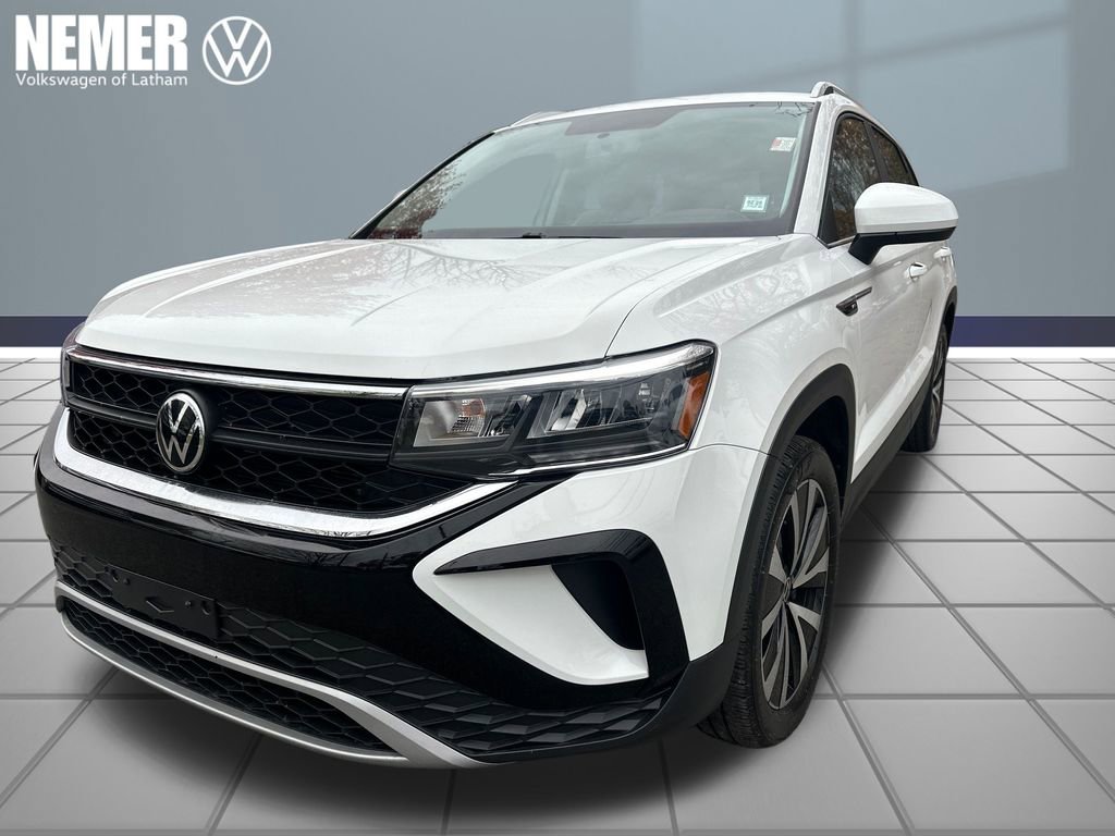 Certified 2022 Volkswagen Taos SE image 1
