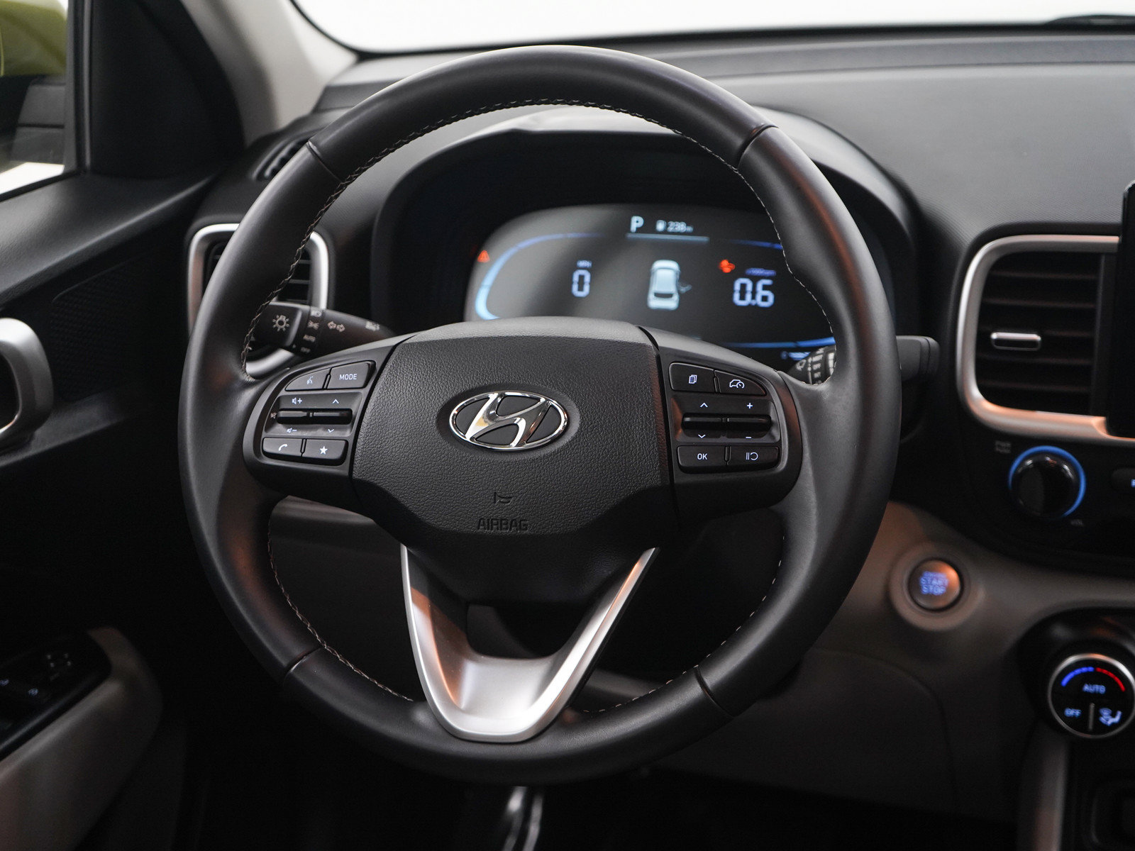 Used 2024 Hyundai Venue SEL FWD image 14