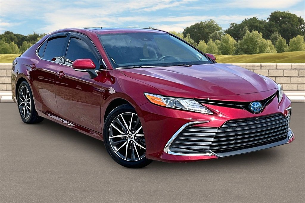 Used 2022 Toyota Camry XLE w/ Navigation Upgrade Package image 2