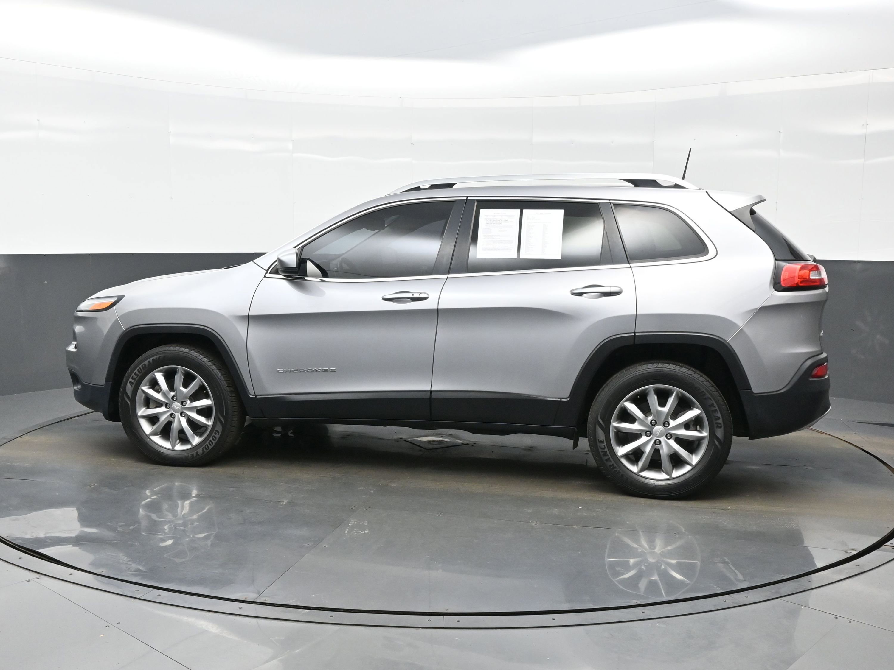 Used 2017 Jeep Cherokee Limited AWD/4WD image 3