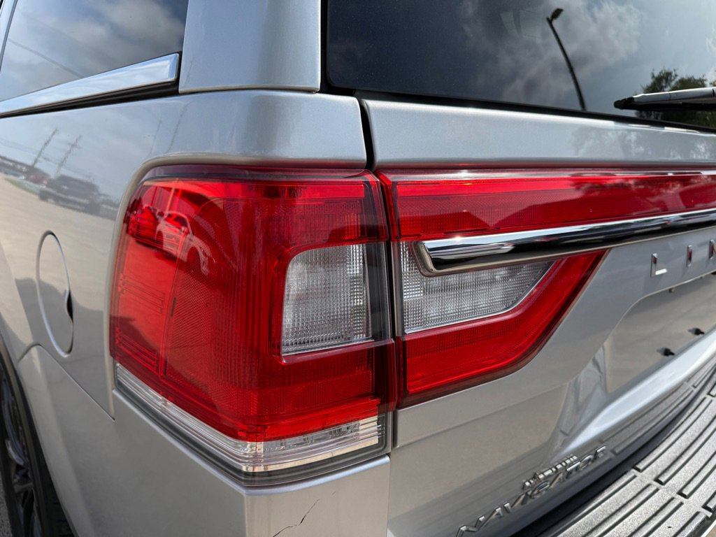 Used 2015 Lincoln Navigator 2WD image 11