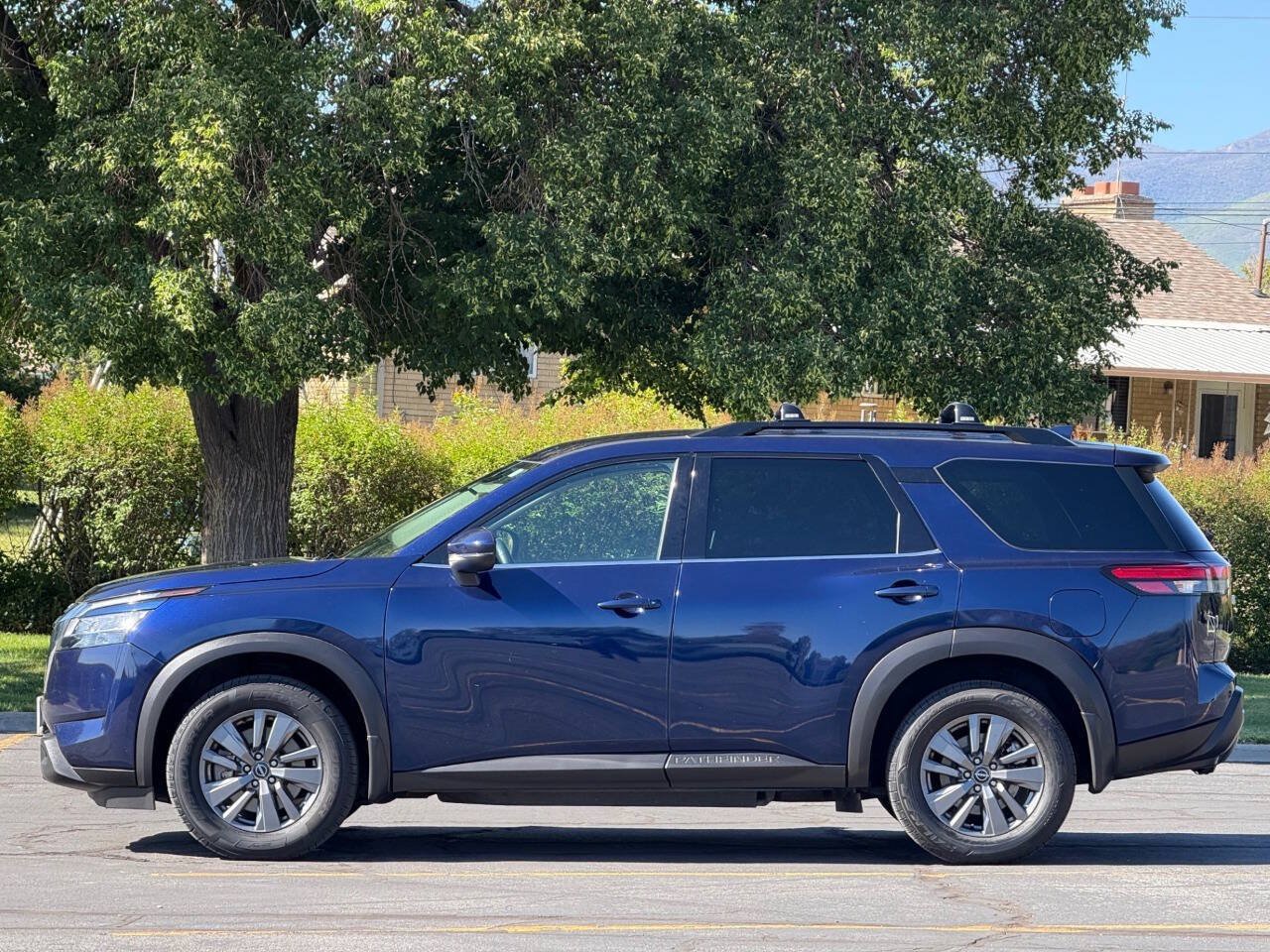 Used 2022 Nissan Pathfinder SV FWD image 8