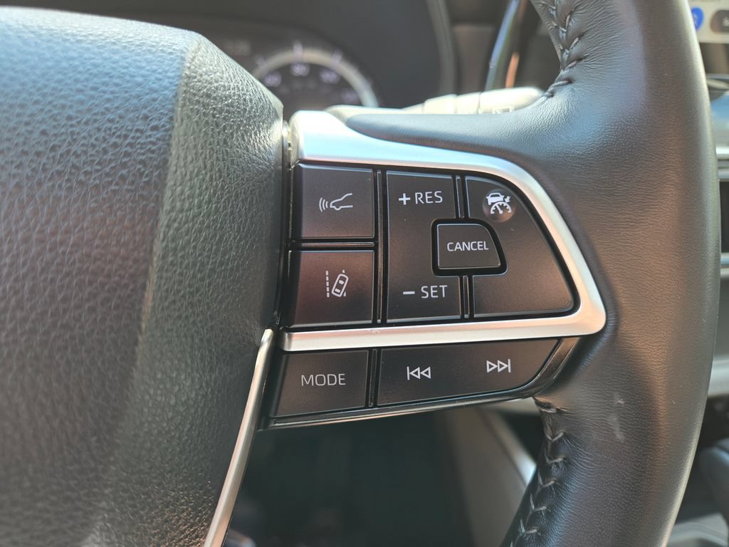 Used 2024 Toyota Highlander LE FWD image 22