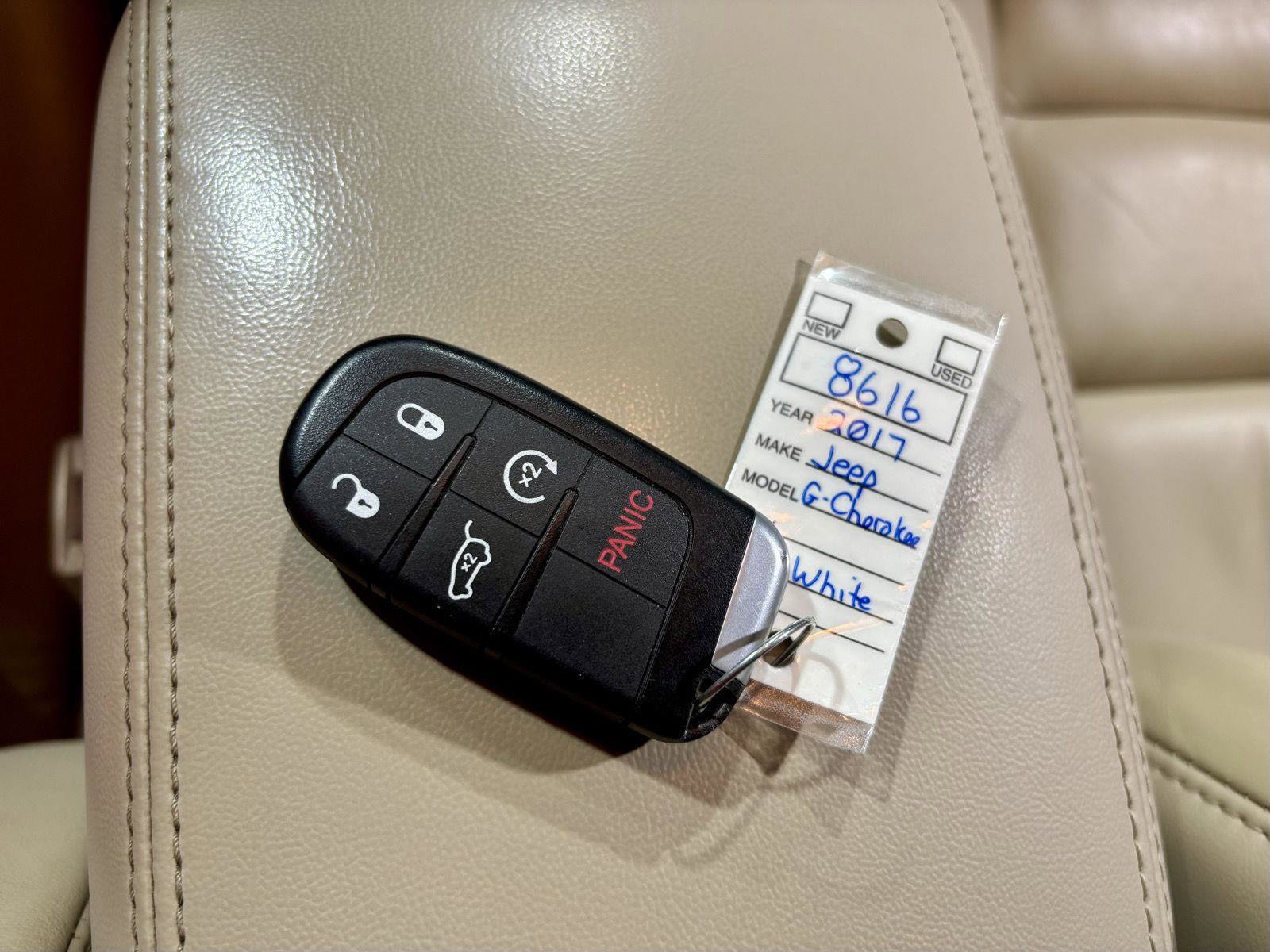 Used 2017 Jeep Grand Cherokee Limited image 26