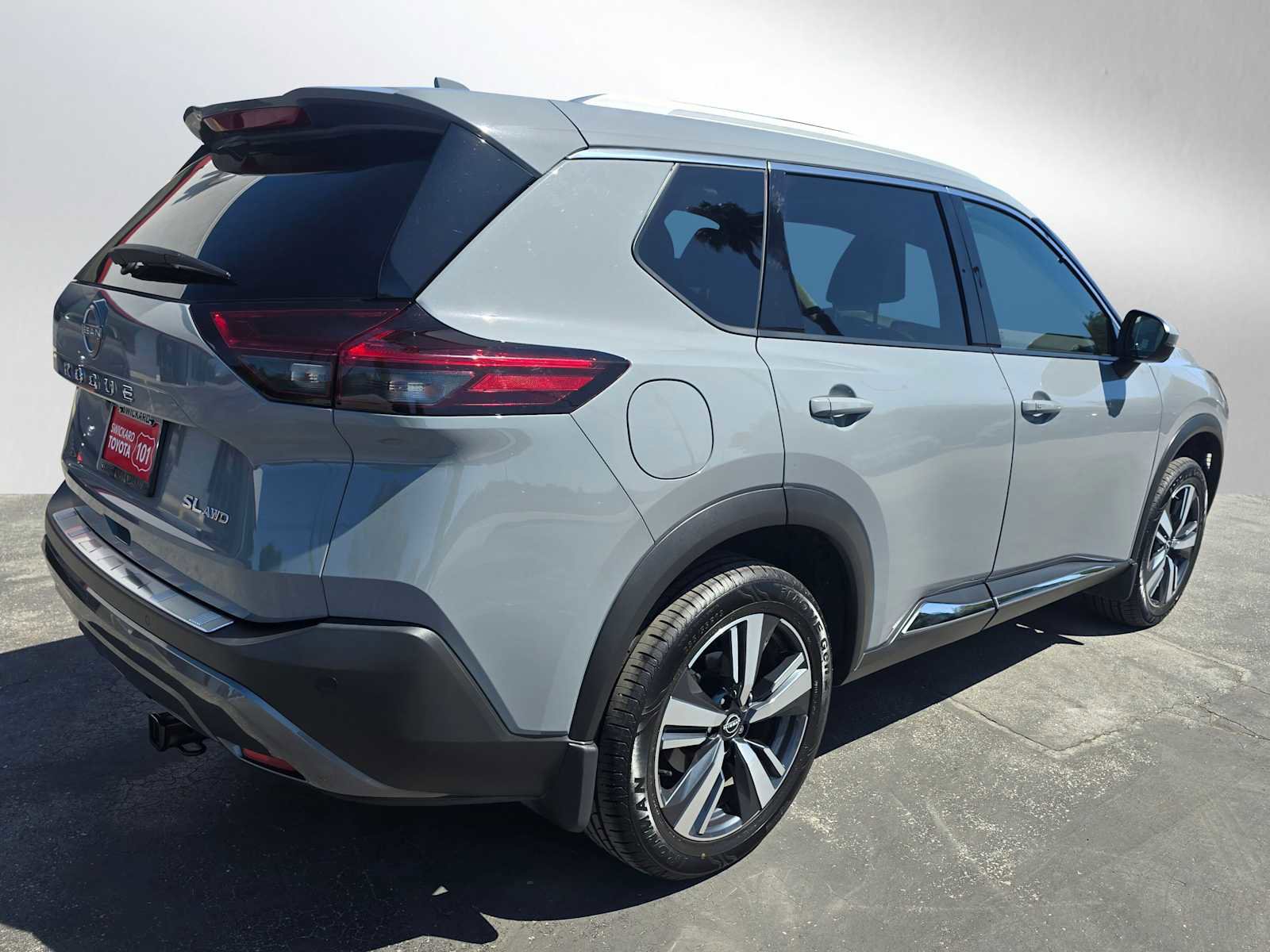 Used 2023 Nissan Rogue SL image 3