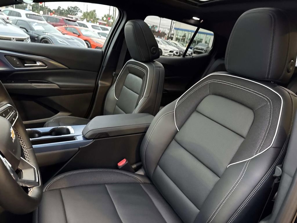 Used 2025 Chevrolet Equinox EV LT w/ Convenience Package II image 17