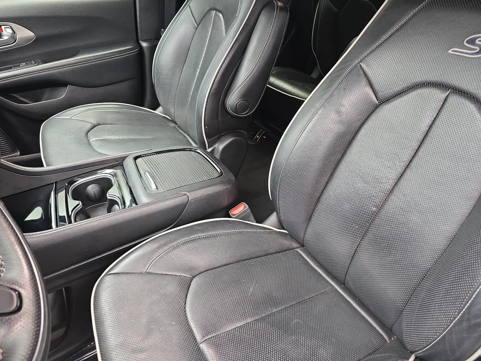 Used 2021 Chrysler Pacifica Limited w/ Uconnect Theater Family Group FWD image 12