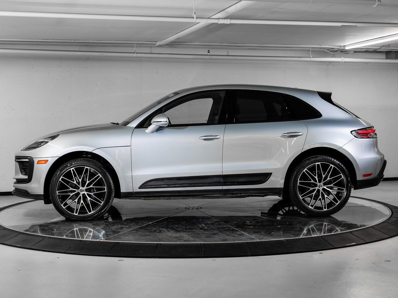 Certified 2025 Porsche Macan image 2